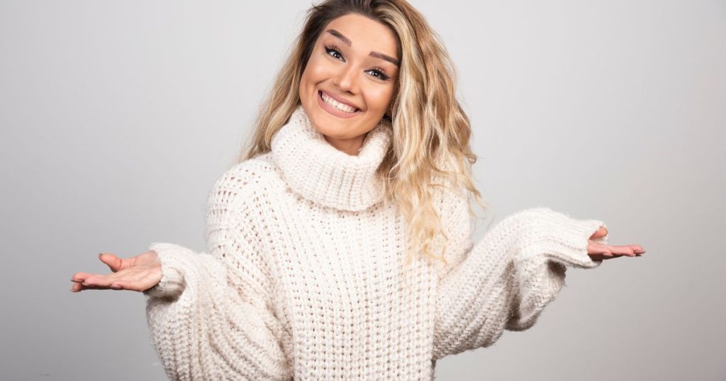 幸せそうに微笑む冬の服装の美しい女性