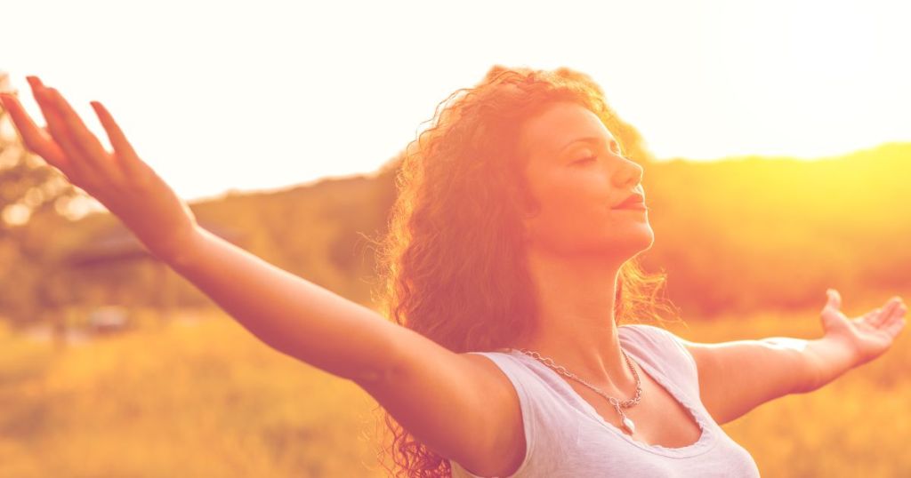 自然の中で笑顔の若い女性の肖像画。