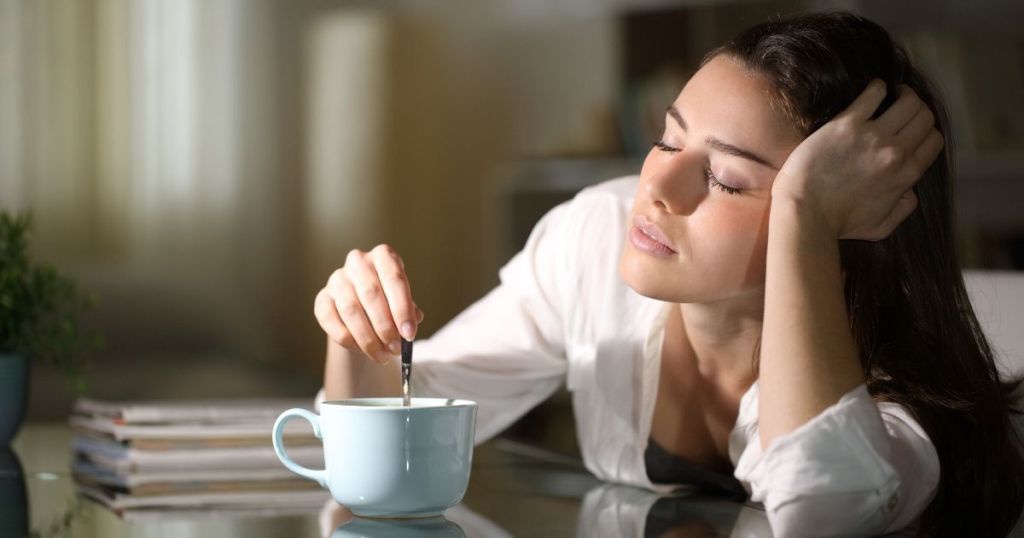 寝起きの女性とコーヒー