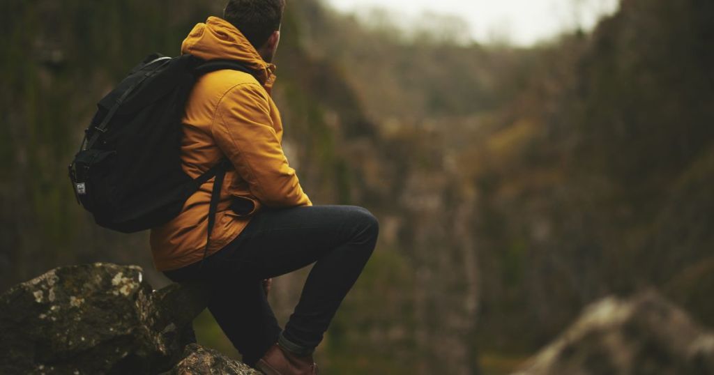 マウンテン トレッキングのバックパッカー