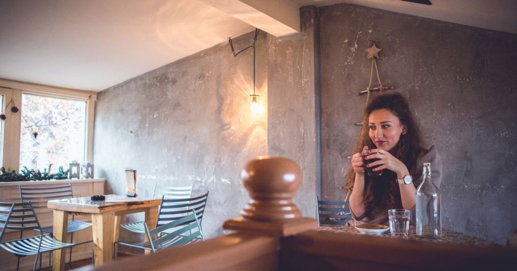 コーヒーを飲む女性