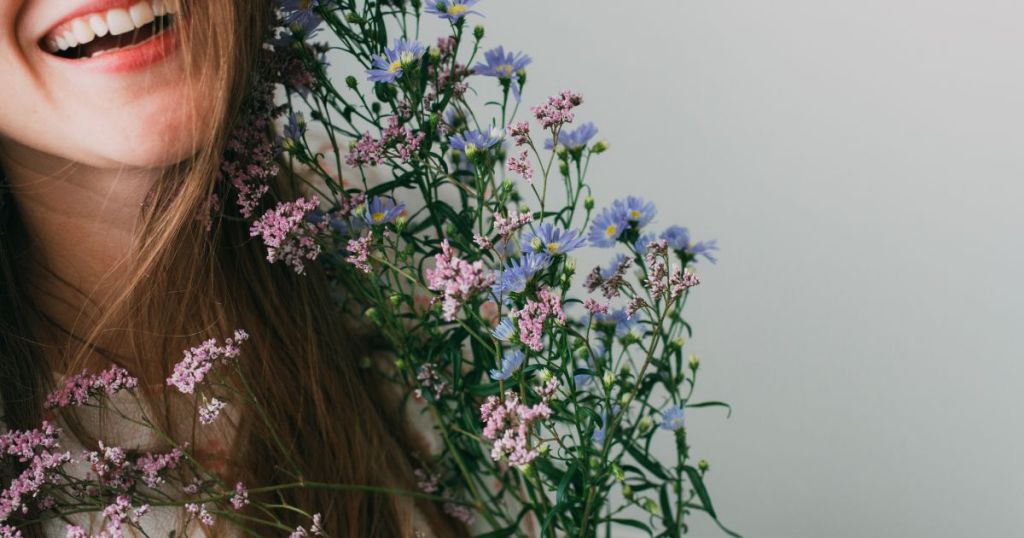 花を持った笑顔の女性