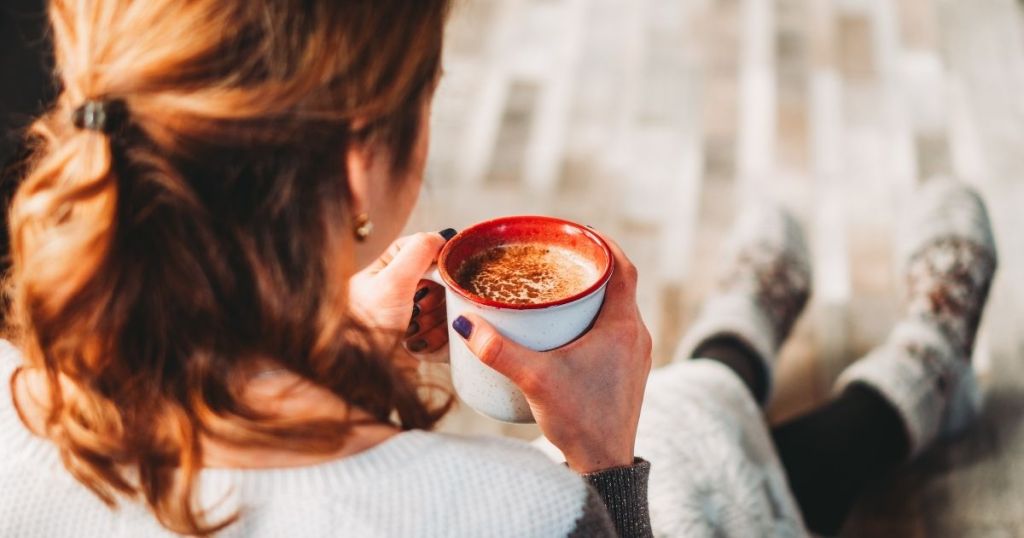 コーヒーを飲む女性