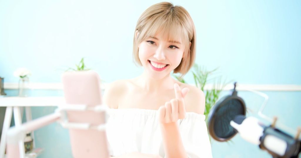 ライブストリームを持つ女性