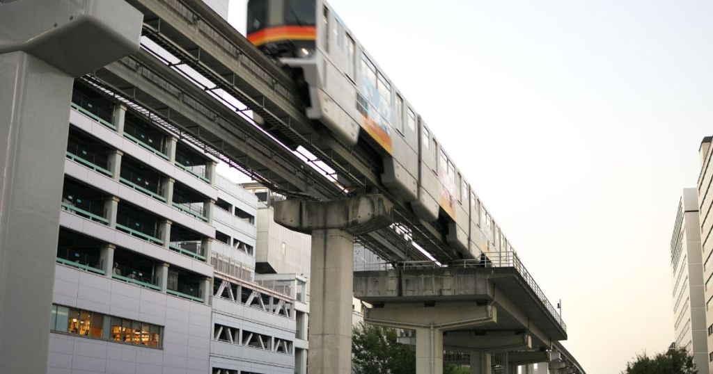 夕方、東京・立川駅近くの高架を走るモノレール