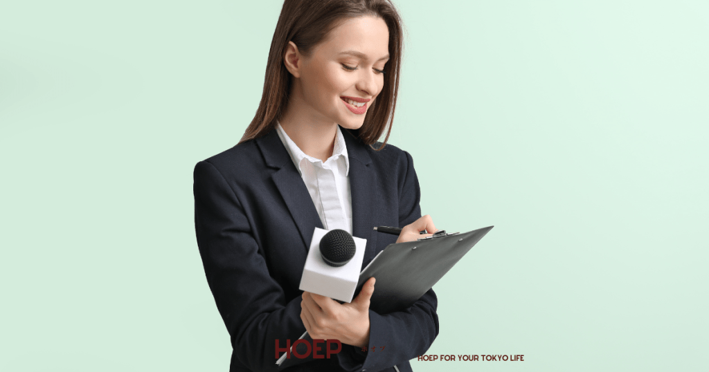 "インタビュー用のマイクを持ちながらメモを取る女性アナウンサー|取材現場でのプロフェッショナルな仕事風景"