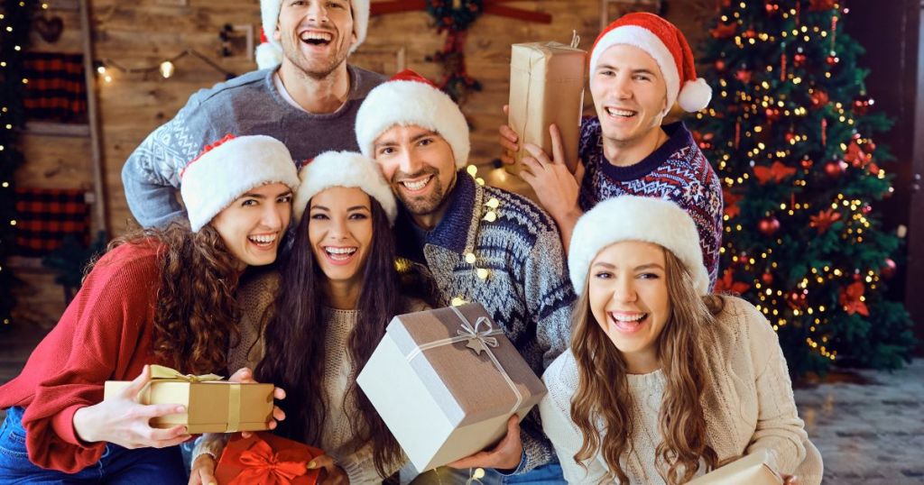 クリスマスに笑顔のギフトを持つ幸せな友達