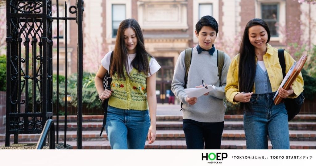 微笑む大学生の仲間たち