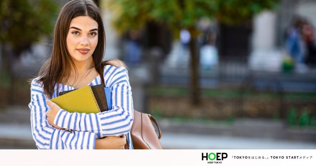 ファ入りを抱えてる大学生の女性