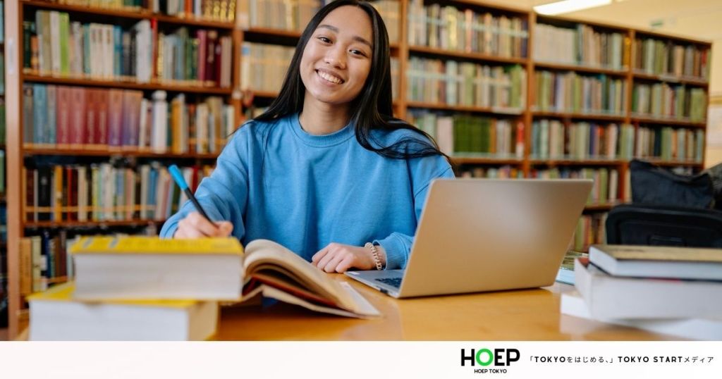 微笑む大学生の女性