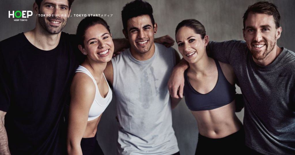 "運動後に笑顔で並ぶ男女グループ｜東京で仲間と楽しむフィットネスライフ"