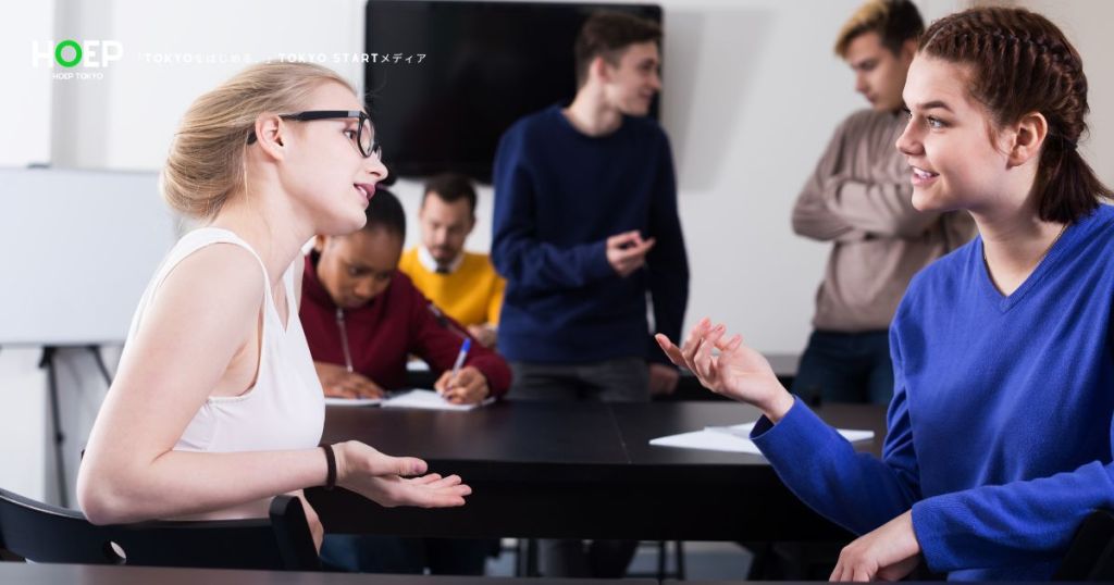 "教室で英会話を楽しむ留学生たち｜東京で語学を学びながら国際交流"
