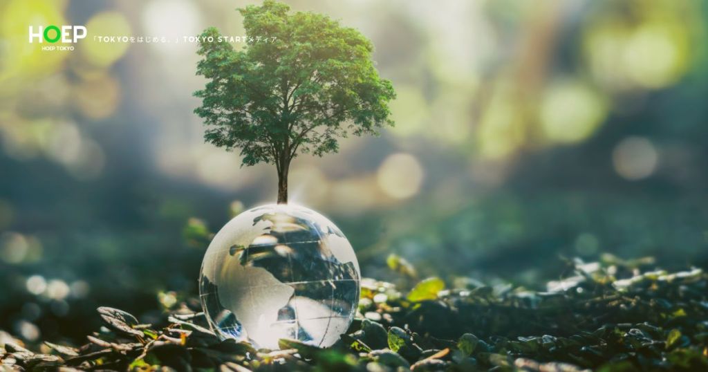 ガラスの地球儀と小さな木の画像
