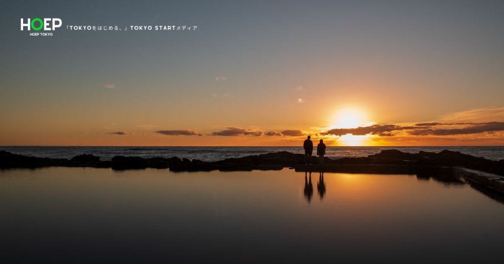 陽に染まる海辺に立つ2人のシルエットが、『東京をはじめる。』というコンセプトを象徴する風景イメージ。