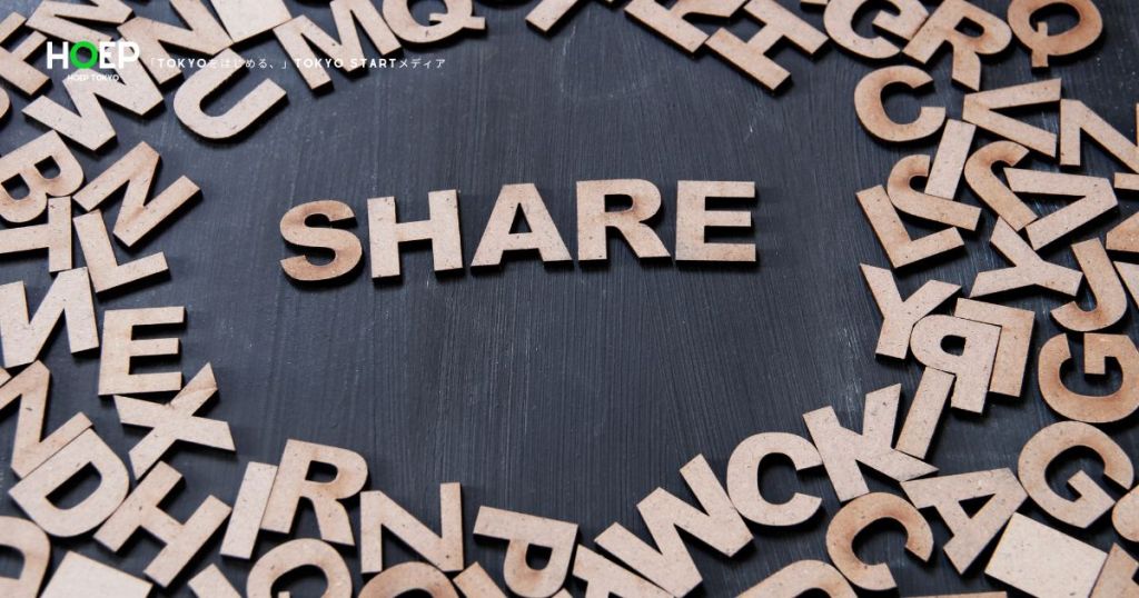 「SHARE」という文字が木製パーツで組まれている写真