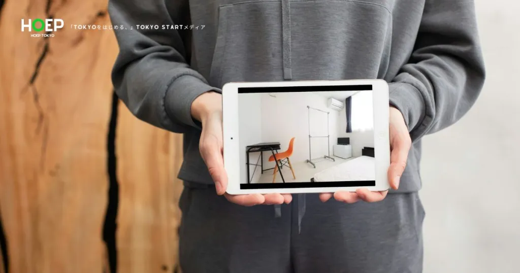 家具付き物件をタブレットで見る人v