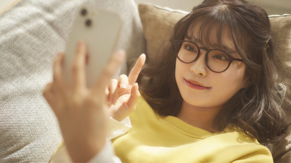 Jメールの評判が良いのでスマホで検索する女性