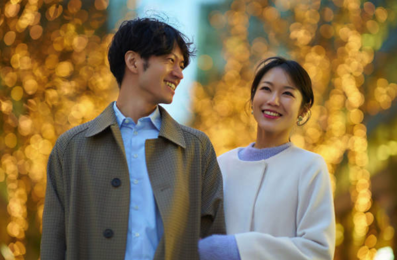 イルミネーションと歩く日本人のカップル・華の会メール 評判