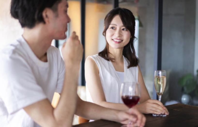 ワインを飲むカップル・華の会メール 評判
